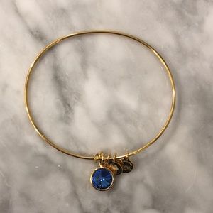Gold bracelet with sapphire